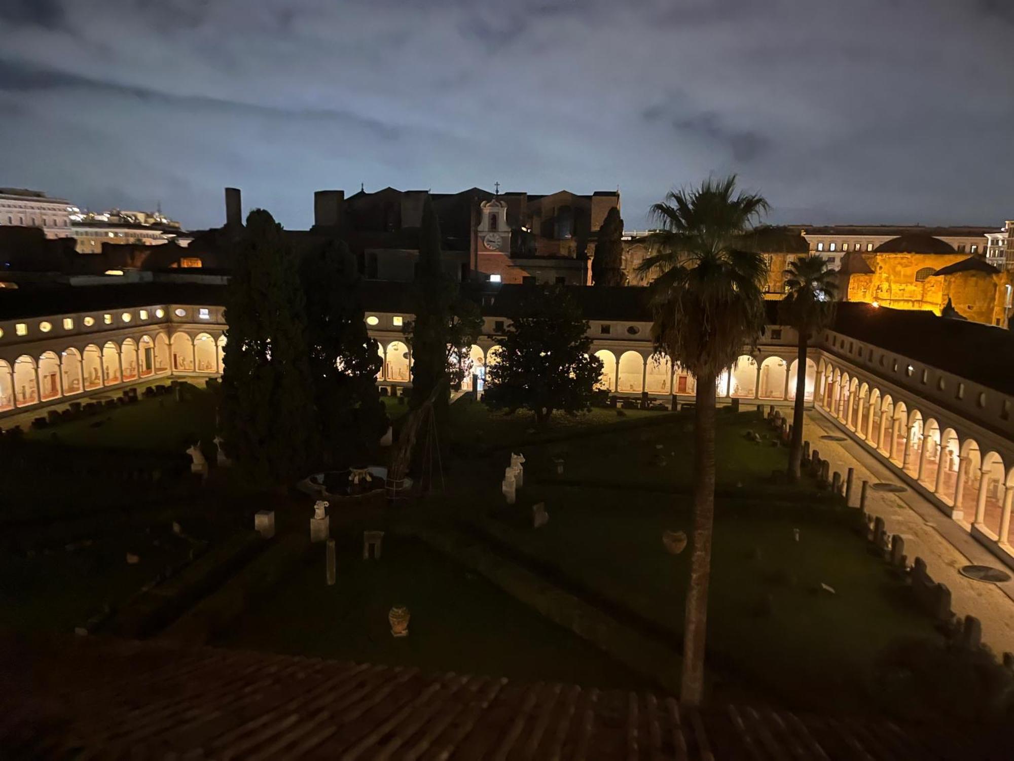 Camera X2 Con Magnifica Vista Sul Chiostro Di Michelangelo E Le Terme Di Diocleziano Rome Exterior photo
